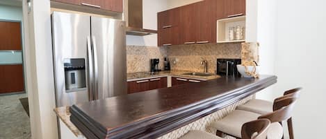 電子レンジ、コンロ、コーヒー / ティーメーカー、調理器具と食器