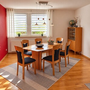 A dining area with a wooden table and chairs, a globe, and a cabinet. - "Cozy 'Agnes' Vacation Rental—Dog-Friendly & Comfortable" (Neuenkirchen)