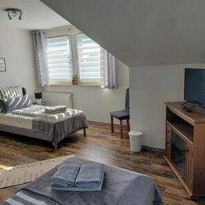 2 bedrooms, travel cot, free WiFi, bed sheets