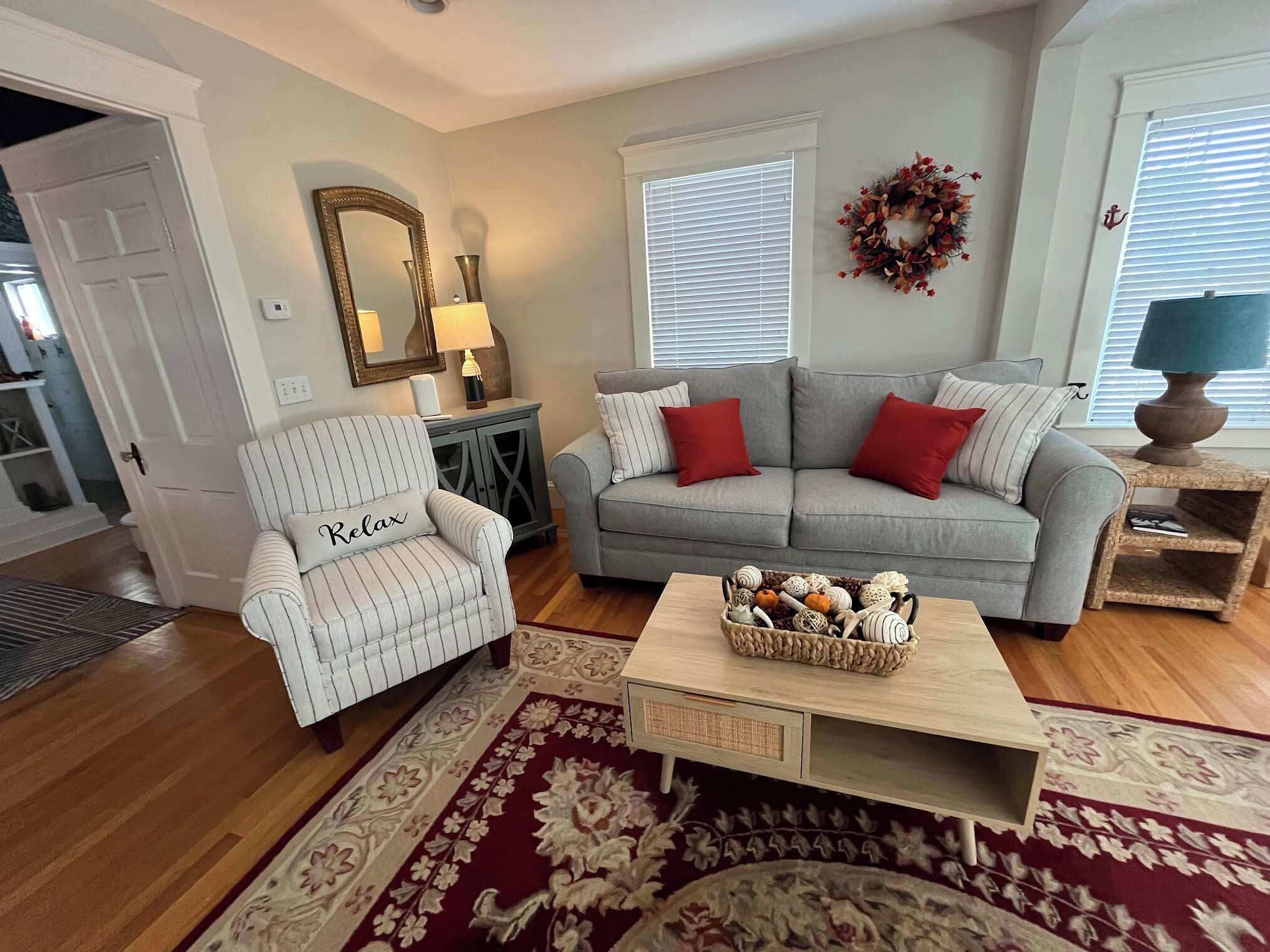 Televisie, een open haard en een kantoor