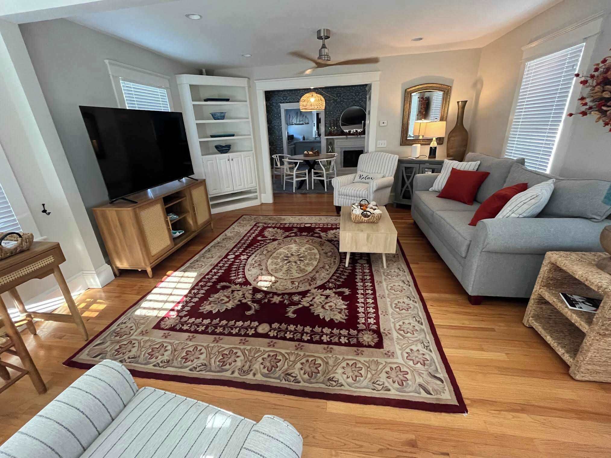 Televisie, een open haard en een kantoor