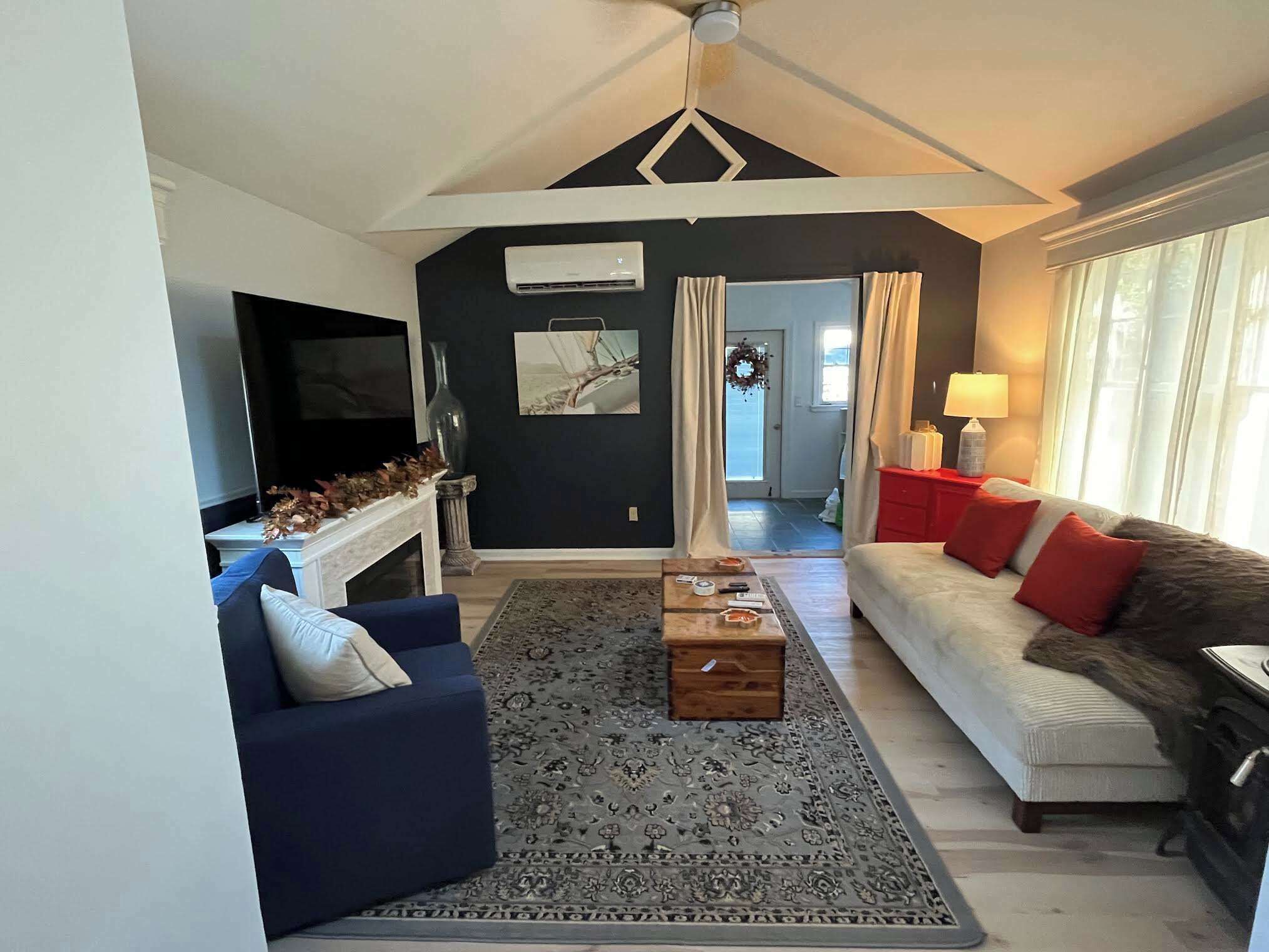 Televisie, een open haard en een kantoor