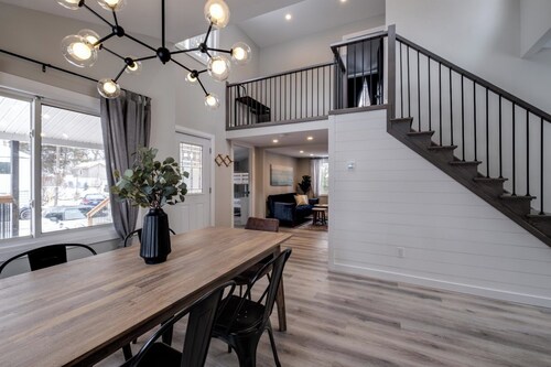 The Lazy Bear Cottage in Grand Bend! Walking Distance to Beach + HOT TUB!