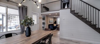 The Lazy Bear Cottage in Grand Bend! Walking Distance to Beach + HOT TUB!