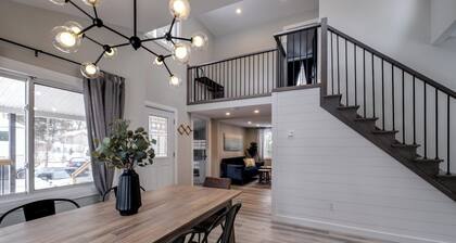 The Lazy Bear Cottage in Grand Bend! Walking Distance to Beach + HOT TUB!