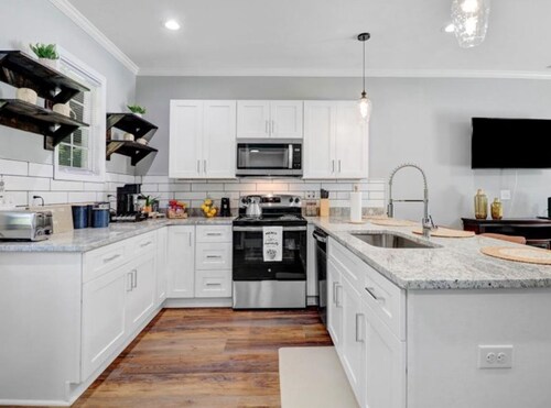 Blu Ivy: Skylight walk-in shower, Private en-suite in each bedroom/covered patio