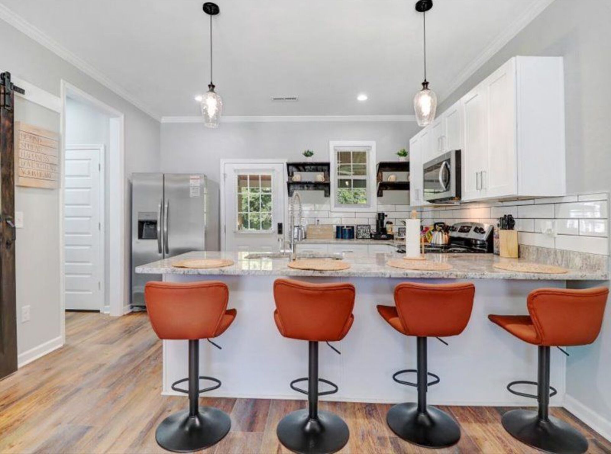 Mikrobølgeovn, ovn, kokeplater og oppvaskmaskin