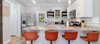 Blu Ivy: Skylight walk-in shower, Private en-suite in each bedroom/covered patio