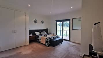 5 bedrooms, iron/ironing board, WiFi, bed sheets