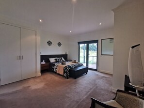 5 bedrooms, iron/ironing board, WiFi, bed sheets