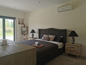 5 bedrooms, iron/ironing board, WiFi, bed sheets - Gypsy Creek Winery - A Natural Retreat (Labertouche)