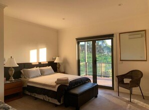 5 bedrooms, iron/ironing board, WiFi, bed sheets