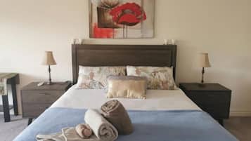 5 bedrooms, iron/ironing board, WiFi, bed sheets