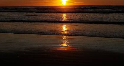 Pipers Place - 3 bedrooms, Sleeps 6, fully fenced home. Relax in the garden