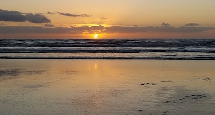 Pipers Place - 3 bedrooms, Sleeps 6, fully fenced home. Relax in the garden