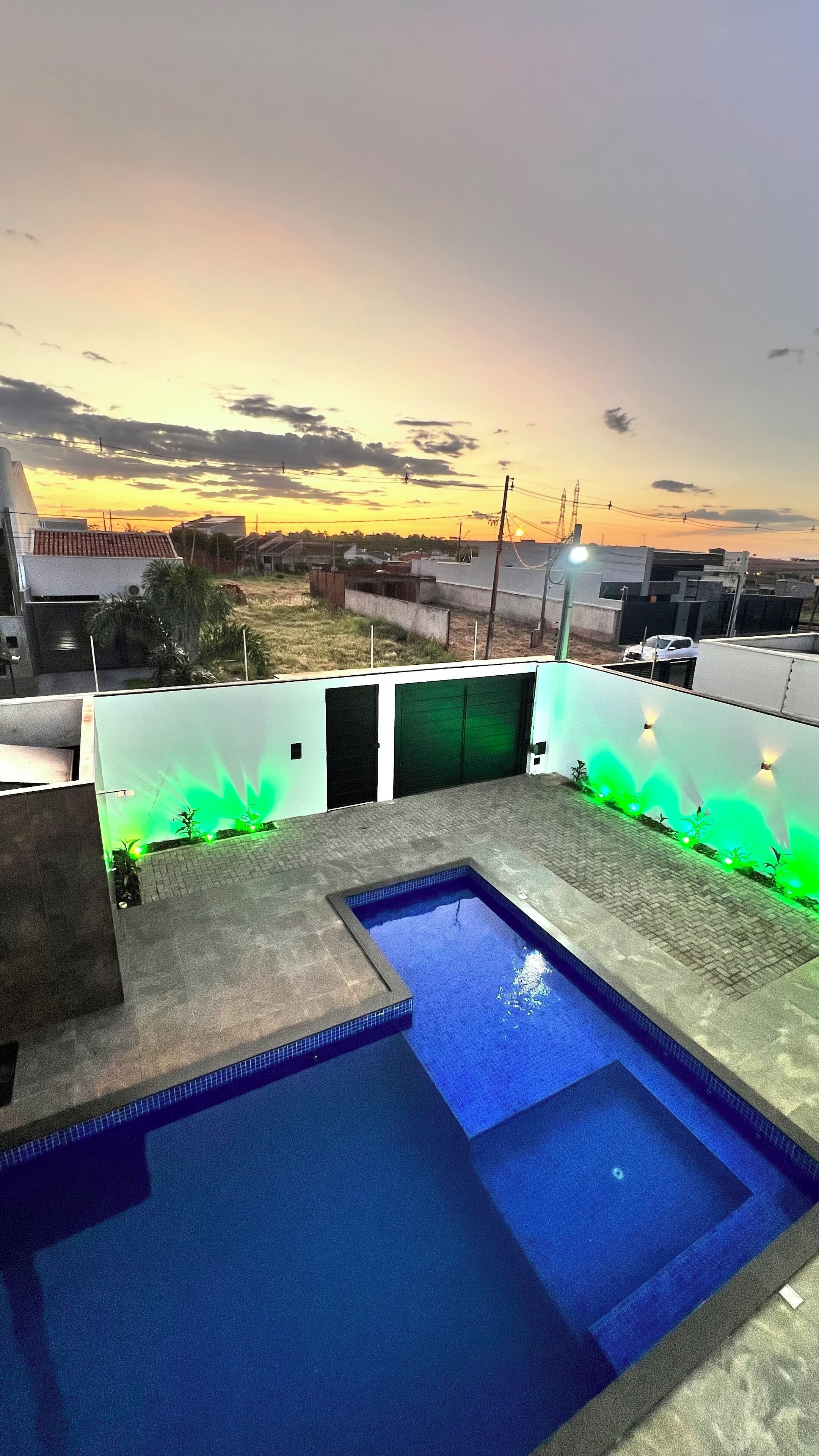 Una piscina al aire libre, una piscina climatizada