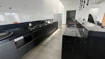 Frigorifero, microonde, piano cottura, bollitore elettrico
