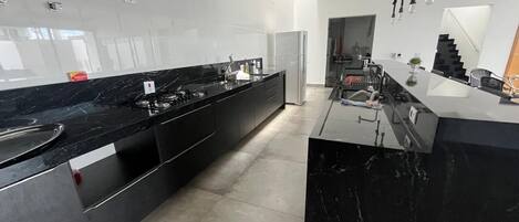 Kühlschrank, Mikrowelle, Herdplatte, Wasserkocher