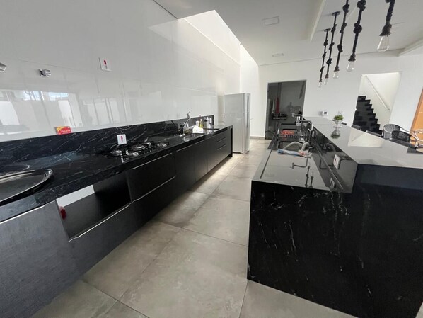 Geladeira, micro-ondas, cooktop, chaleira elétrica