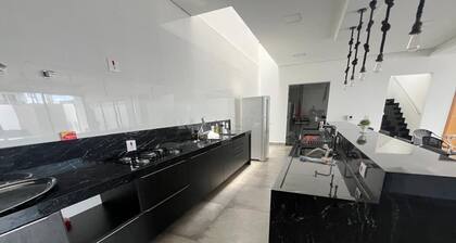Day Use or Overnight Stay Cozy House with Pool and Jacuzzi