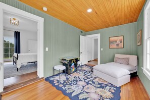 3 bedrooms, internet, bed sheets