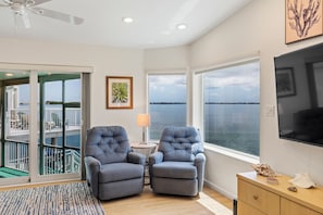 TV connectée, table de tennis de table, livres