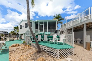 Outdoor dining - Open Water Retreat with 58' Seawall, Kayaks, Paddleboards, Bikes & Panoramic Ocean Views (Cudjoe Key)