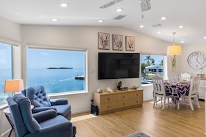 TV connectée, table de tennis de table, livres