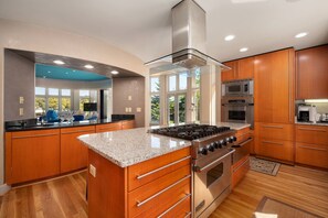 冷蔵庫、電子レンジ、オーブン、コンロ