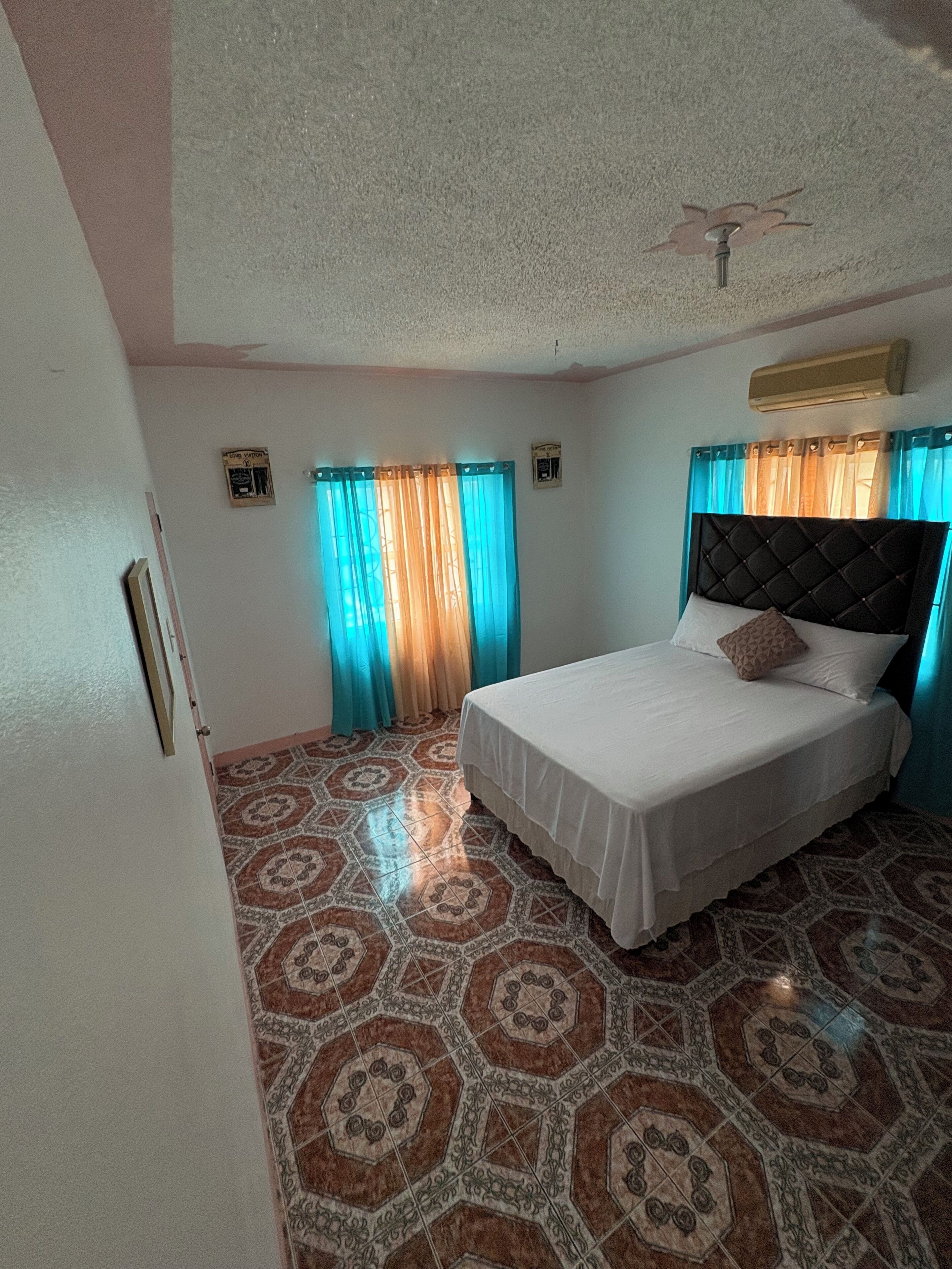 2 dormitorios, tabla de planchar con plancha, ropa de cama