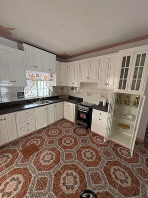 Microondas, horno, placa de cocina