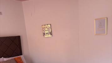 2 chambres, fer et planche Ă  repasser, draps fournis