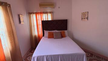 2 dormitorios, tabla de planchar con plancha, ropa de cama