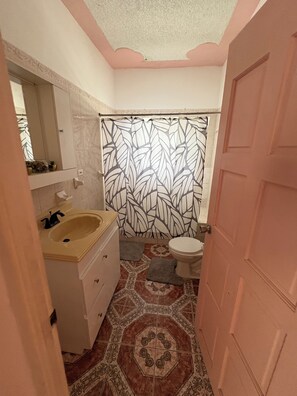 Toallas, jabón, papel de baño 