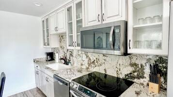 Refrigerador, microondas, horno y parrilla de estufa