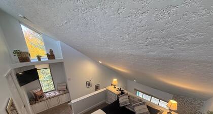 1 bedroom, Loft, 1.5 bathroom, Heated floors, Near Ski Lifts with free shuttle!