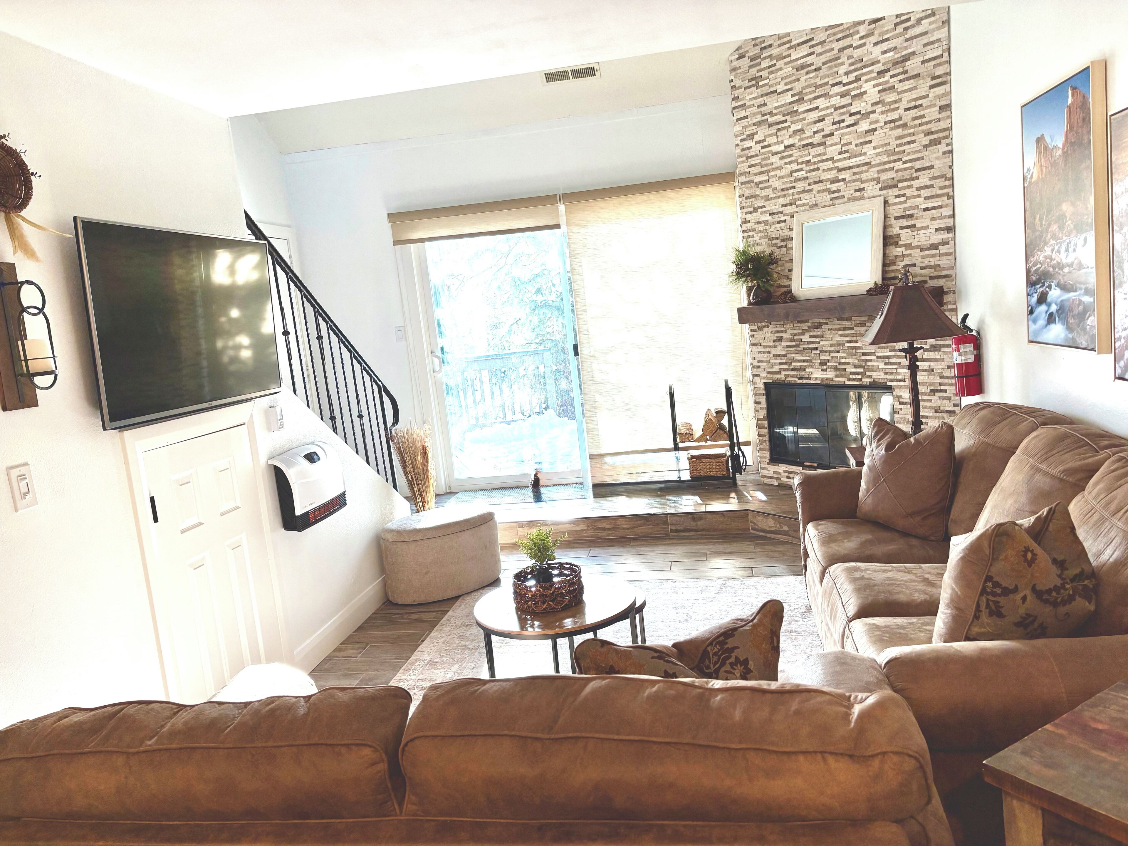 Smart-tv, een open haard en boeken