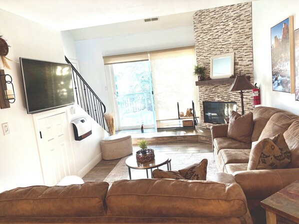 Smart-tv, een open haard en boeken