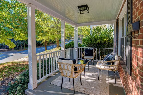 Recently renovated luxury duplex unit. Short walk to Atrium WF Baptist Hospital!