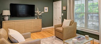 Recently renovated luxury duplex unit. Short walk to Atrium WF Baptist Hospital!