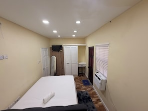 1 habitación, tabla de planchar con plancha, wifi gratis y ropa de cama