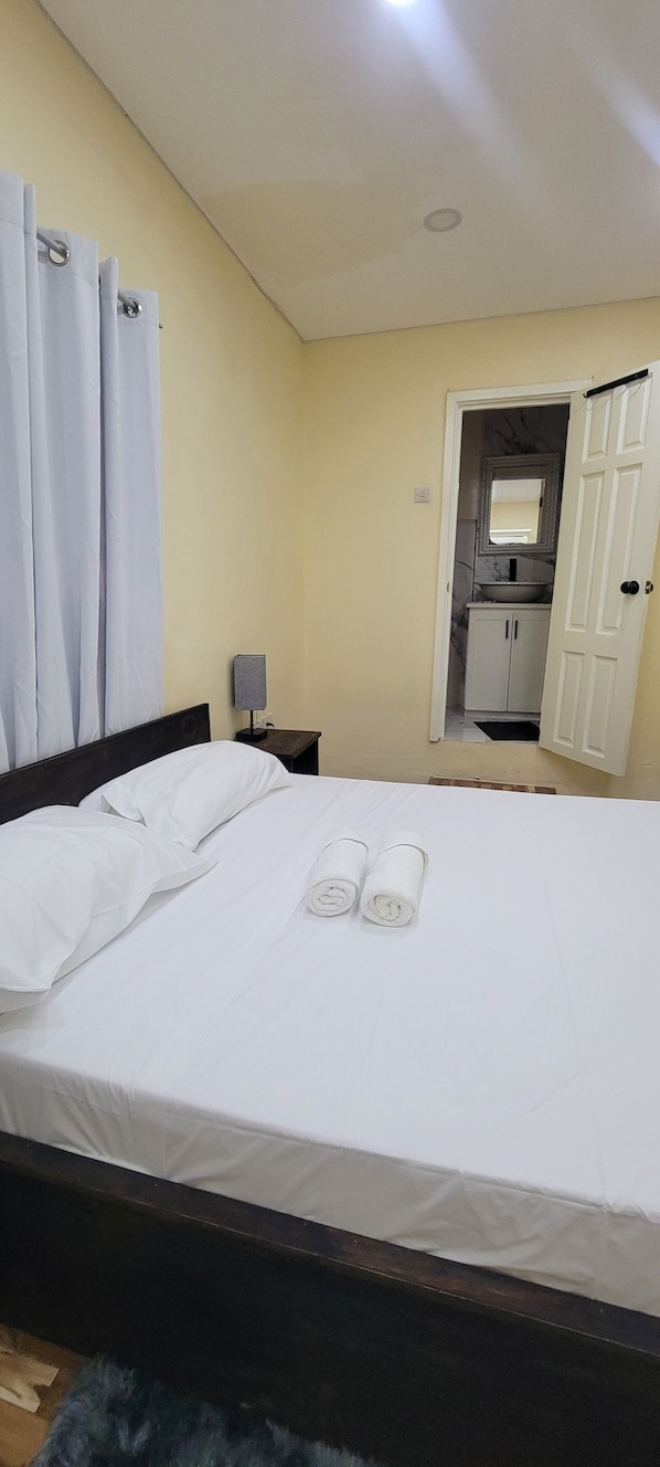 1 habitación, tabla de planchar con plancha, wifi y ropa de cama