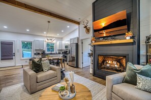 Smart-TV, Kamin, Tischfußball, Bücher