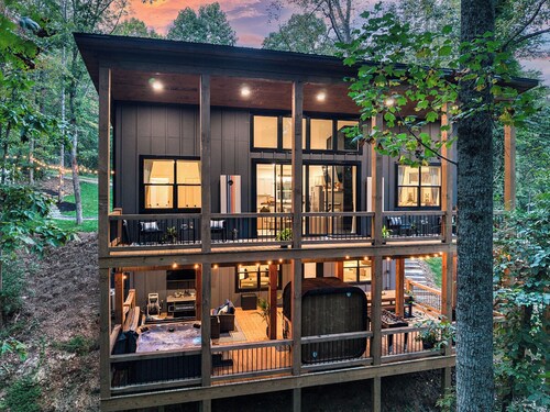New Cabin Near Downtown Blue Ridge with Hot Tub, Sauna, and Firepit