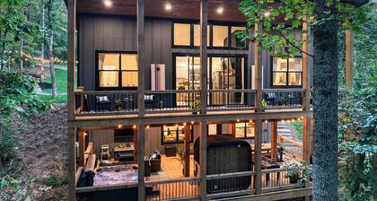 New Cabin Near Downtown Blue Ridge with Hot Tub, Sauna, and Firepit