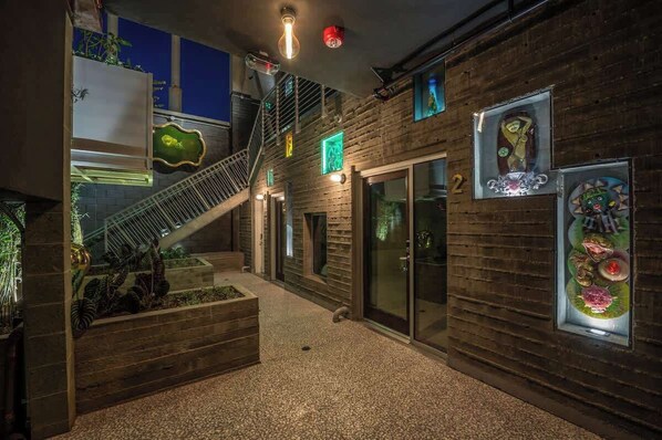 Un interior moderno con una escalera, paredes de madera y puertas de cristal.