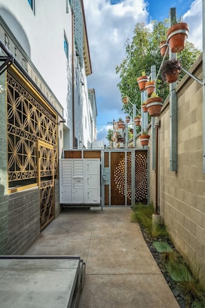 المنطقة المحيطة بالمنشأة