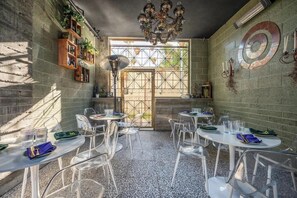 Dining - Hotel Narcissus - Room 6 (San Diego)