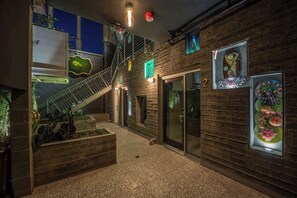 Property grounds - Hotel Narcissus - Room 6 (San Diego)