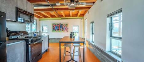 ثلاجة، ميكروويف، فرن، موقد طهي مسطح